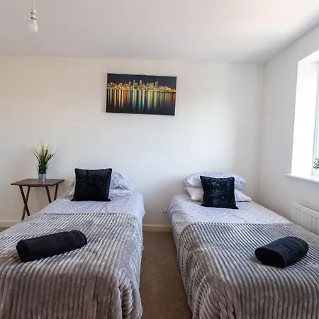 Overdrive Rd - Long Contractors By Shortstayuk Holiday home