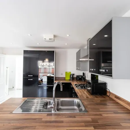 Holiday home Overdrive Rd - Long Contractors By Shortstayuk