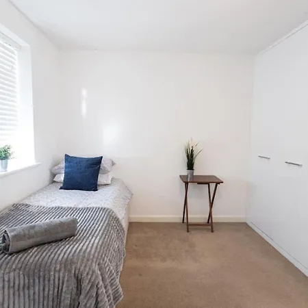 Overdrive Rd - Long Contractors By Shortstayuk Holiday home