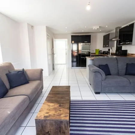 Holiday home Overdrive Rd - Long Contractors By Shortstayuk *